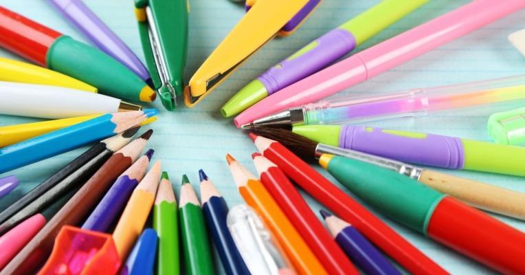 10 דרכים לחסוך כסף על כלי כתיבה וציוד לבית הספר